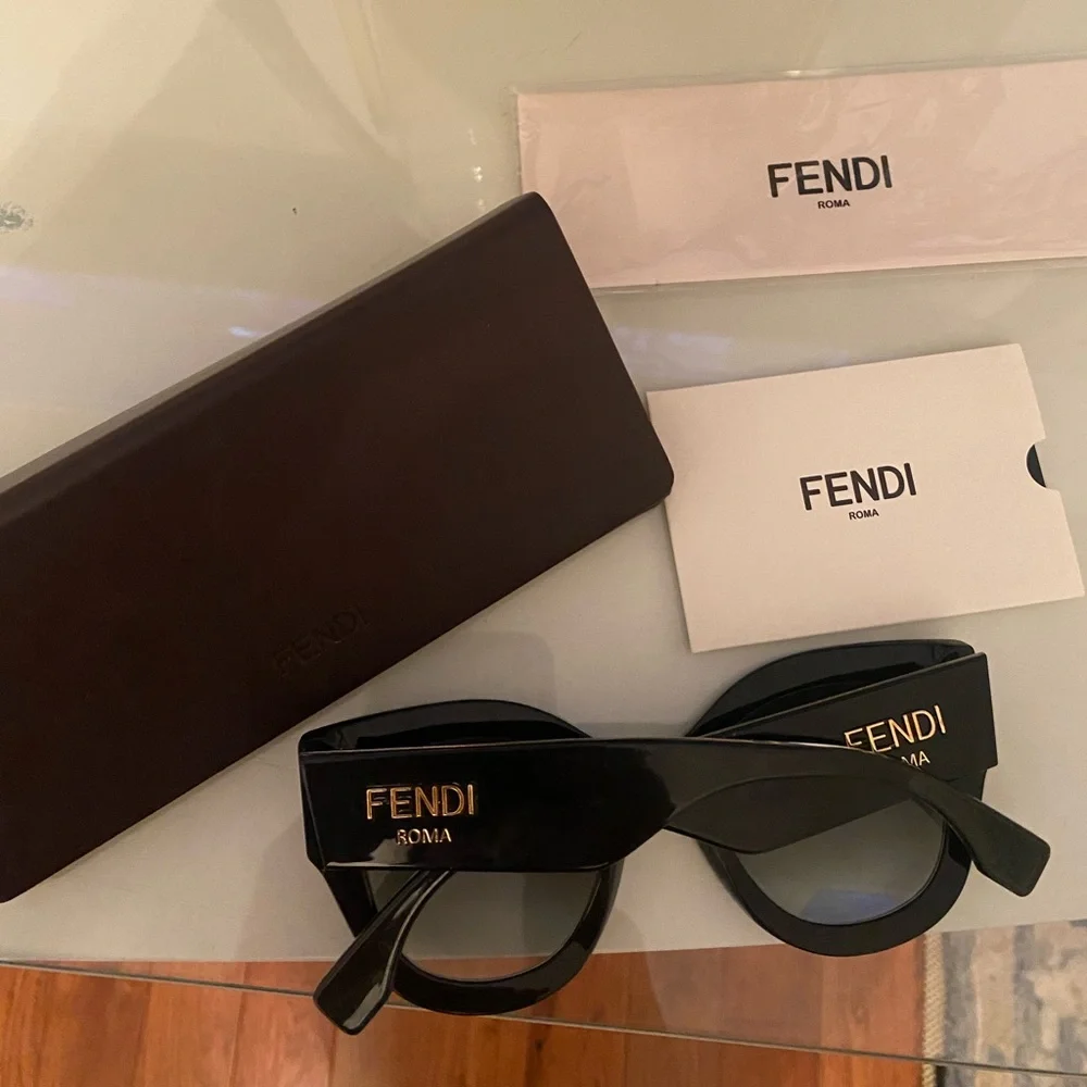 FENDI sunglasses - Picture 3 of 3